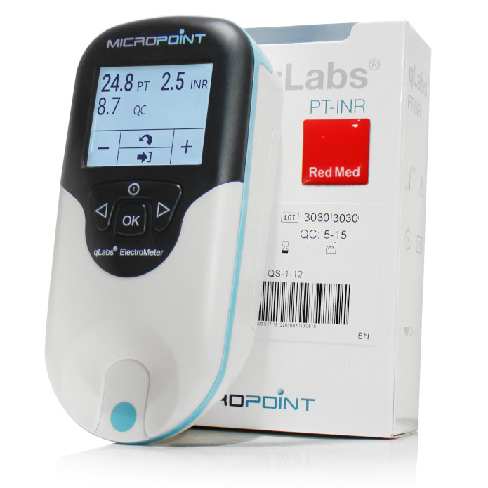 Urządzenie MicroPoint qLabs Q-1 z wynikiem testu PT i INR, oraz opakowanie pasków testowych qLabs PT-INR